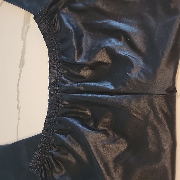 Size large black shiny leggings - Picture 4 of 5